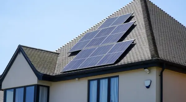 Panele fotowoltaiczne na dachu domu, idealne do poznania zasad rozliczania fotowoltaiki i oszczędzania energii.