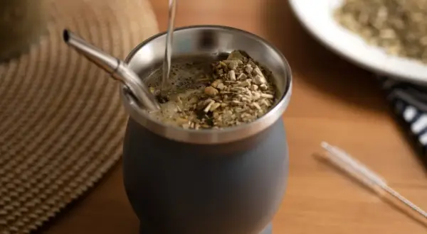 Nalewanie gorącej wody do naczynia z yerba mate. Idealne co zamiast kawy, by zacząć dzień.