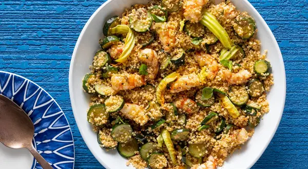 Couscous con gamberi e zucchine, un'idea perfetta per scoprire cosa abbinare al cous cous in modo fresco e gustoso.