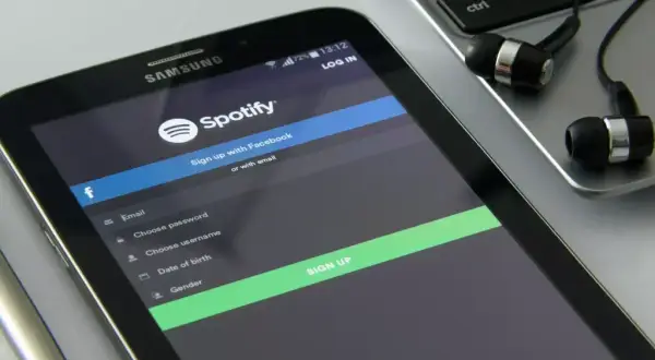Twój telefon to karaoke! Jak włączyć teksty na Spotify?