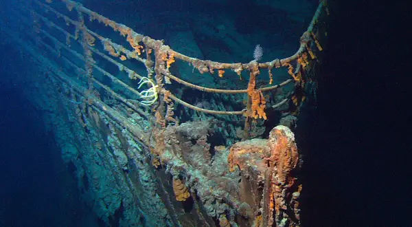 Vraket av Titanic på havets botten, täckt av rost och marint liv. En påminnelse om den tragiska kollisionen med ett isberg.