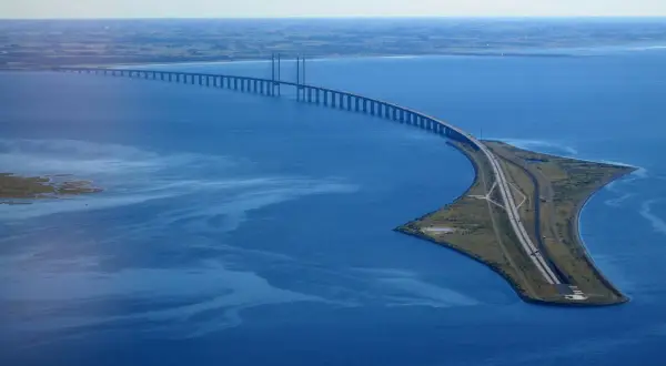 Most nad cieśniną Sundzką, łączący Danię ze Szwecją. Jego długość to ponad 7 km.