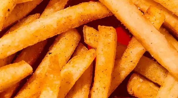 Jak zrobić chrupiące domowe frytki? Sekret perfekcji krok po kroku.
