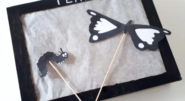 Un gusano y una mariposa de papel listos para un divertido teatro de sombras para niños.