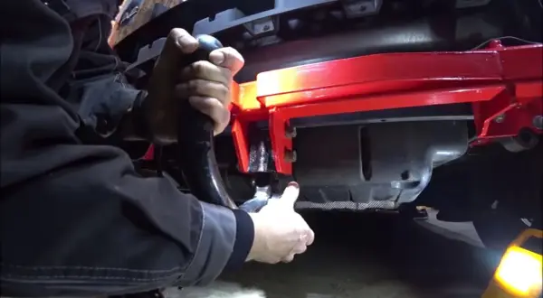 Gdzie wkręcić ucho do holowania Audi A2? Oto proste instrukcje