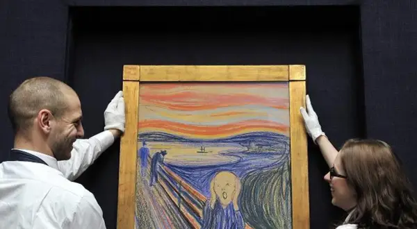 Słynny obraz Muncha "Krzyk" prezentowany przez pracowników Sotheby's.