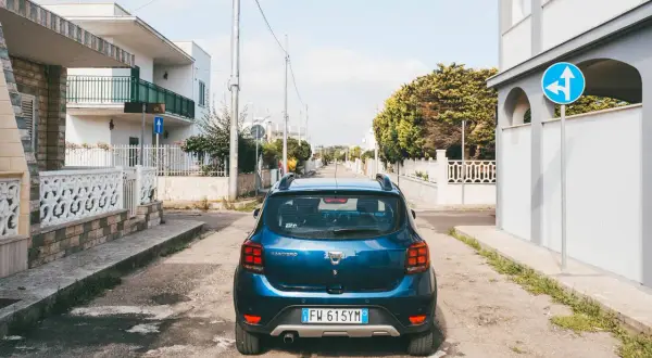 Blauer Mietwagen in Italien, bereit für Erkundungen. Hier sind einige mietwagen italien tipps für Ihre Reise.