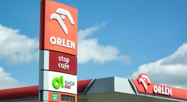 Znak stacji Orlen z logo, informacją o stop cafe i o!shop. Sprawdź aktualne orlen promocje na paliwo i zakupy.