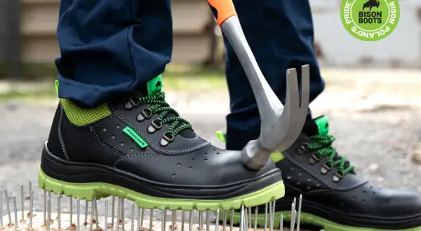 Buty robocze Bison Boots chronią przed bólem nóg. Młot uderza w podeszwę, która stoi na gwoździach.