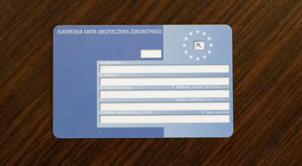 Europejska karta ubezpieczenia zdrowotnego z oznaczeniem PL. Dokument zawiera pola na nazwisko, imiona, datę urodzenia i numery identyfikacyjne.