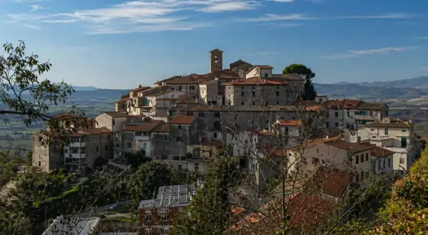 Panoramica di Vetulonia, borgo medievale arroccato su una collina. Cosa vedere: le case in pietra, il campanile e i panorami toscani.