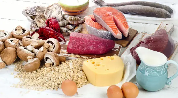 En variation av livsmedel rika på b12 mat: lax, lever, ostron, räkor, nötkött, ägg, svamp, havre, ost och mjölk.