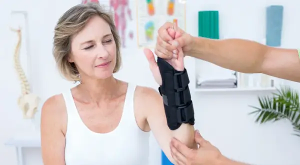 Złamana ręka: Ile trwa rehabilitacja i jak przyspieszyć powrót?