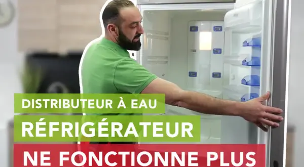 Un homme regarde un réfrigérateur Hisense ouvert, le distributeur à eau ne fonctionne plus.