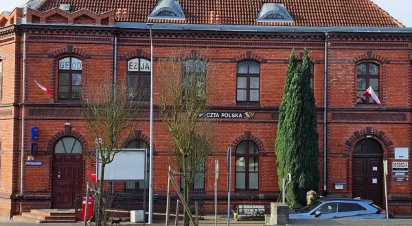 Budynek Poczty Polskiej, gdzie czeka poczta polska doręczenie na życzenie.