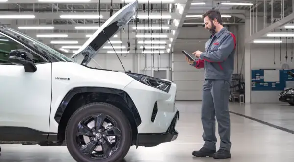 Mechanik sprawdza hybrydową Toyotę. Z tymi technologiami możesz w pełni toyota relax.