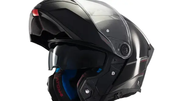 Czarny kask motocyklowy szczękowy z podnoszoną szybką i przyciemnianą szybką wewnętrzną.