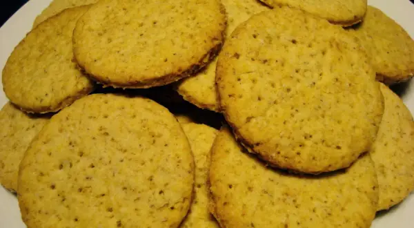 En hög med gyllene digestivekex, perfekta för ett enkelt recept.