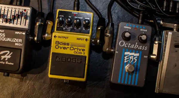 Efektowy **przester** BOSS ODB-3 i EBS Octabass na pedalboardzie, gotowe do tworzenia mocnych basowych brzmień.