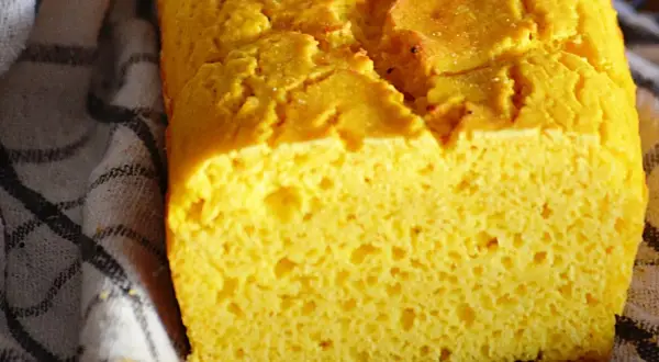 Puszysty chleb kukurydziany bez glutenu: Koniec z zakalcem!
