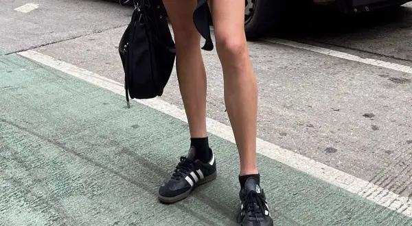 Czarne adidasy damskie w stylizacjach miejskich. Klasyczne sneakersy na co dzień.