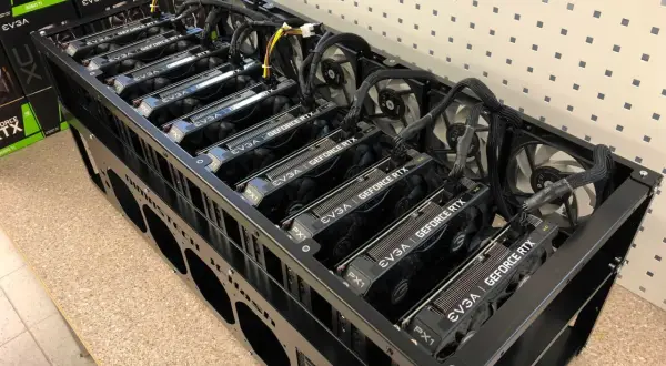 Rząd kart graficznych EVGA GeForce RTX w koparce. Zastanawiasz się, ile można zarobić na własnej koparce?