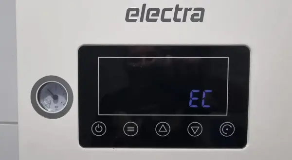 Panel sterownika Galmet Electra. Na wyświetlaczu litery "EC". Manometr wskazuje ciśnienie.
