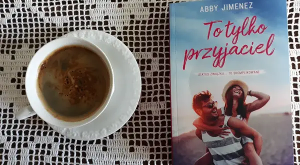 Kawa i książka "To tylko przyjaciel" Abby Jimenez. Czytelniczka zastanawia się, czy on nie chce związku tylko przyjaźni.