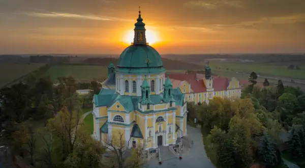 Majestatyczna bazylika na Świętej Górze w złotych promieniach zachodzącego słońca.