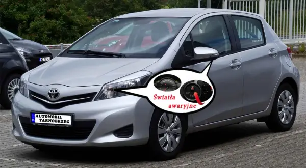 Srebrny Toyota Yaris z zaznaczonymi światłami awaryjnymi. Pod maską kryje się silnik, ale to kontrolki na desce rozdzielczej informują o problemach.