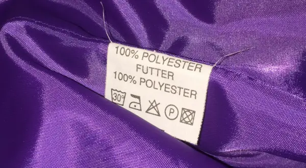 Metka informuje: 100% poliester. Czy poliester oddycha? Ta podszewka jest z poliestru, można prać w 30 stopniach.