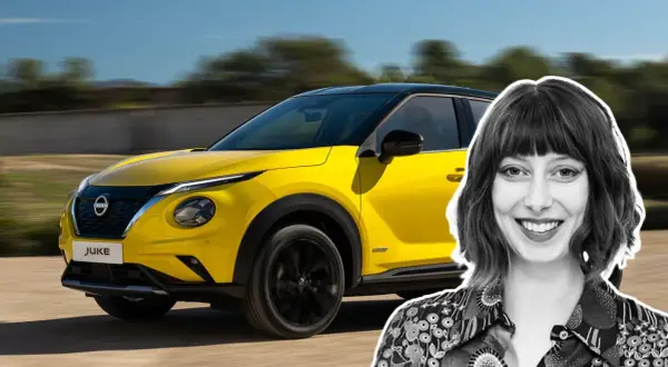 En glad kvinna ler bredvid en gul Nissan Juke i en fartfylld bild som visar en nissan juke test.