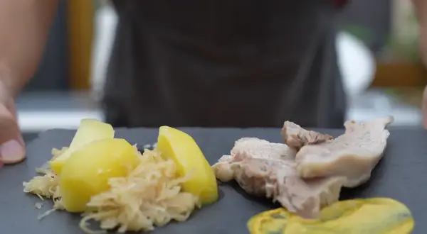Ein Teller mit deftigem Wellfleisch, dazu Salzkartoffeln, Sauerkraut und Senf. Ein klassisches Rezept für Genießer.