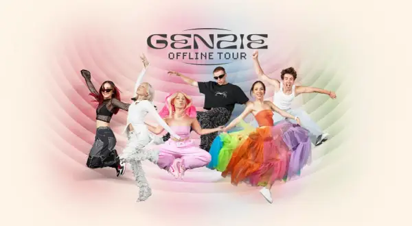 Grupa Genzie w skokach podczas koncertu "Offline Tour". Kolorowe stroje i energia na scenie.