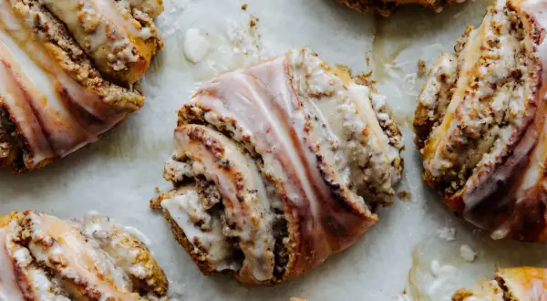 Leckere Nussschnecken mit Zuckerguss, perfekt für ein gemütliches Frühstück. Dieses Nussschnecken Rezept ist ein Genuss!
