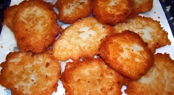 Tortel di patate dorati e croccanti, un classico della cucina casalinga, pronti per essere gustati.