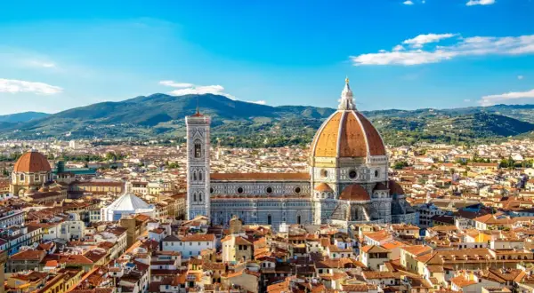 Widok na katedrę Santa Maria del Fiore we Florencji, jeden z najpiękniejszych miast Europy, z charakterystyczną kopułą i dzwonnicą Giotta.