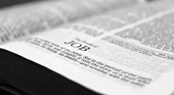Otwarta Biblia, widoczna strona z tytułem "JOB". Czy nowenna rozwiązująca węzły działa? Historia Hioba pokazuje siłę wiary.