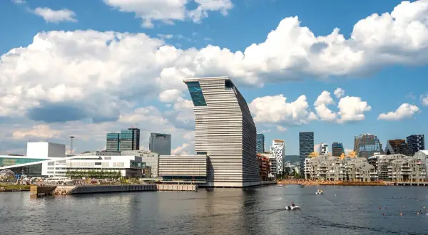 Das Edvard Munch Museum Oslo ragt mit seiner markanten Architektur aus der Skyline.