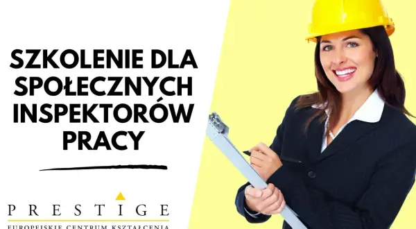 Kobieta w kasku i garniturze z notatnikiem i długopisem.