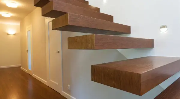 Escalier flottant en bois, une idée pour comment vitrifier un escalier et lui donner un aspect moderne et lumineux.
