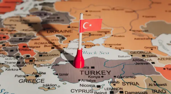 Flaga Turcji na mapie. Zastanawiasz się, ile zarabiają turcy? Mapa pokazuje położenie kraju.