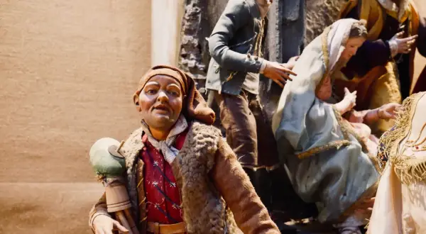 Statue di un presepe napoletano, con figure che sembrano raccontare proverbi sulla morte napoletani.