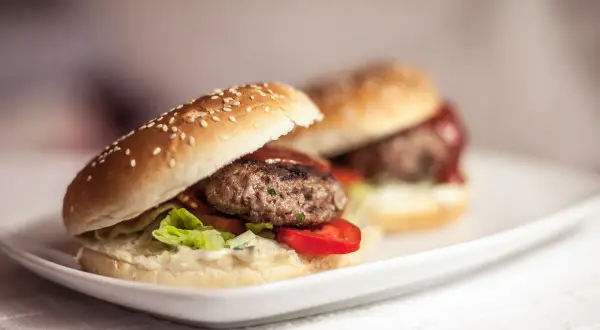 Idealny burger wołowy w domu? Przepis Wojciecha Kubiaka!
