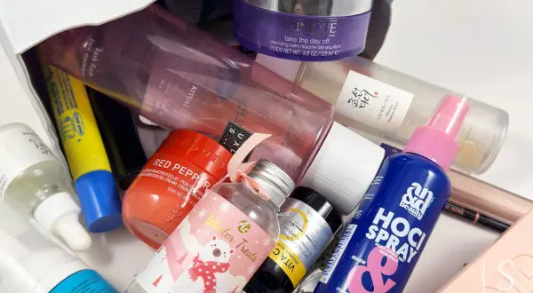 Eine bunte Sammlung von bht kosmetik Produkten, darunter Cremes, Sprays und Seren, für eine umfassende Hautpflege.