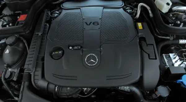 Silnik V6 w Mercedesie C Klasa W204, gotowy do pracy.