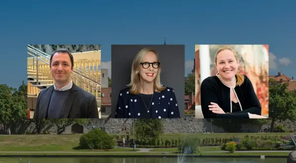 Tre personer ler mot kameran, symboliserande delaktighet och inflytande. Bakgrunden visar en vacker park med en damm och gamla byggnader.