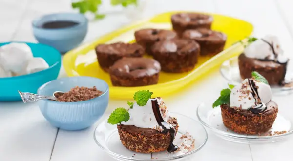 Kladdkakemuffins recept: Mjuka chokladmuffins med glass, chokladsås och mynta. Perfekt för fikat!
