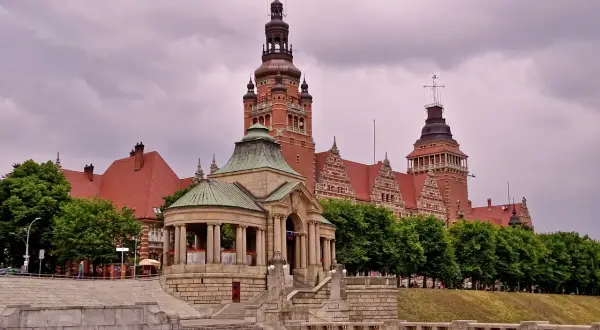 Majestatyczne budowle w Szczecinie, Stare Miasto, z charakterystycznymi wieżami i zielenią.