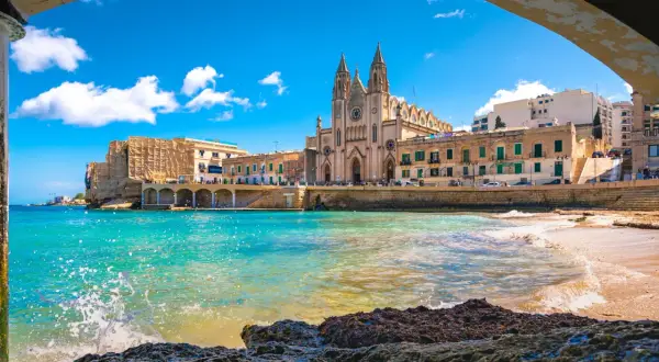 Malta z kościołem i turkusową wodą. Idealne miejsce na tanie loty w listopadzie.